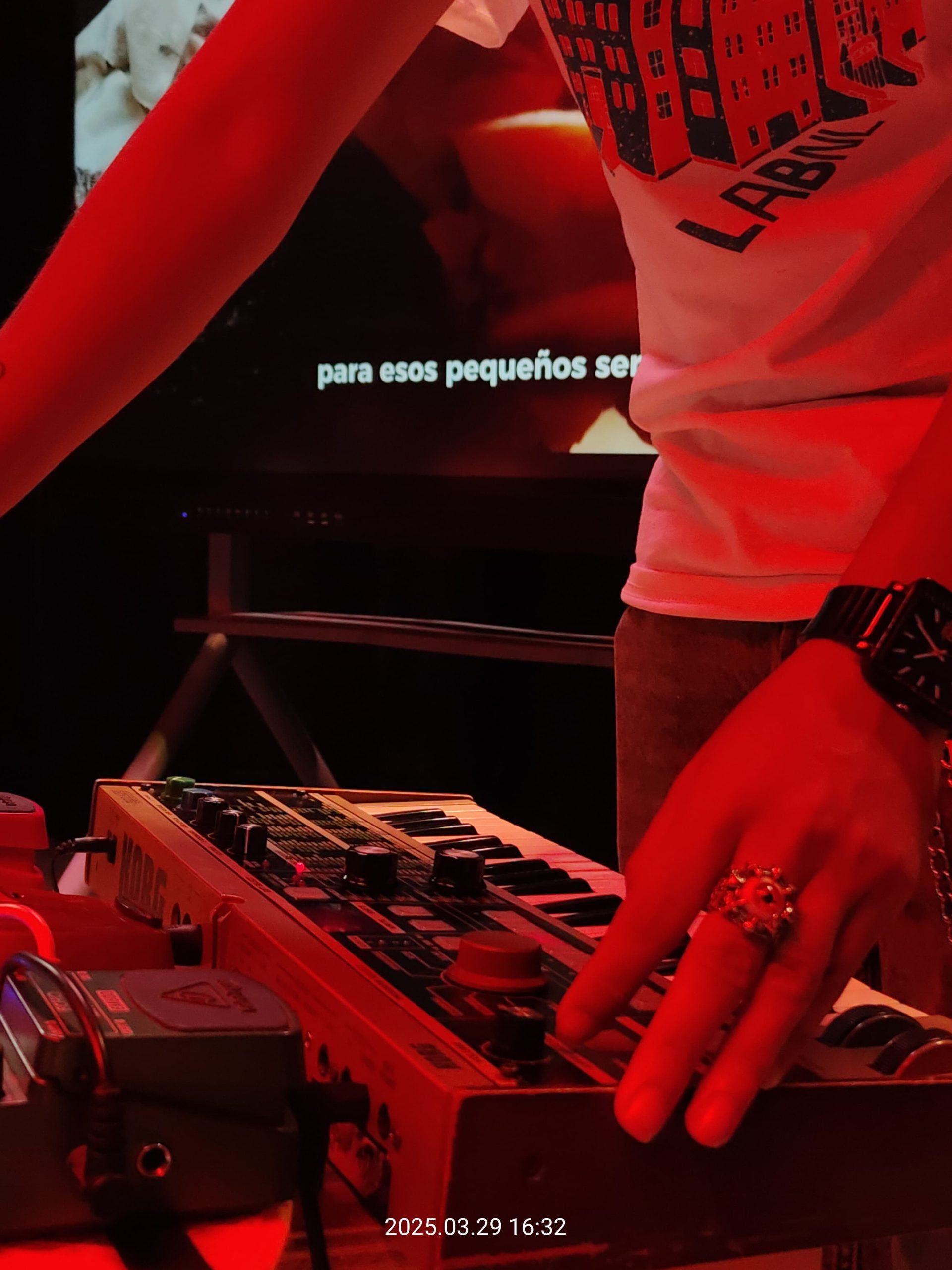 Mauricio al teclado acompañando la traducción musical