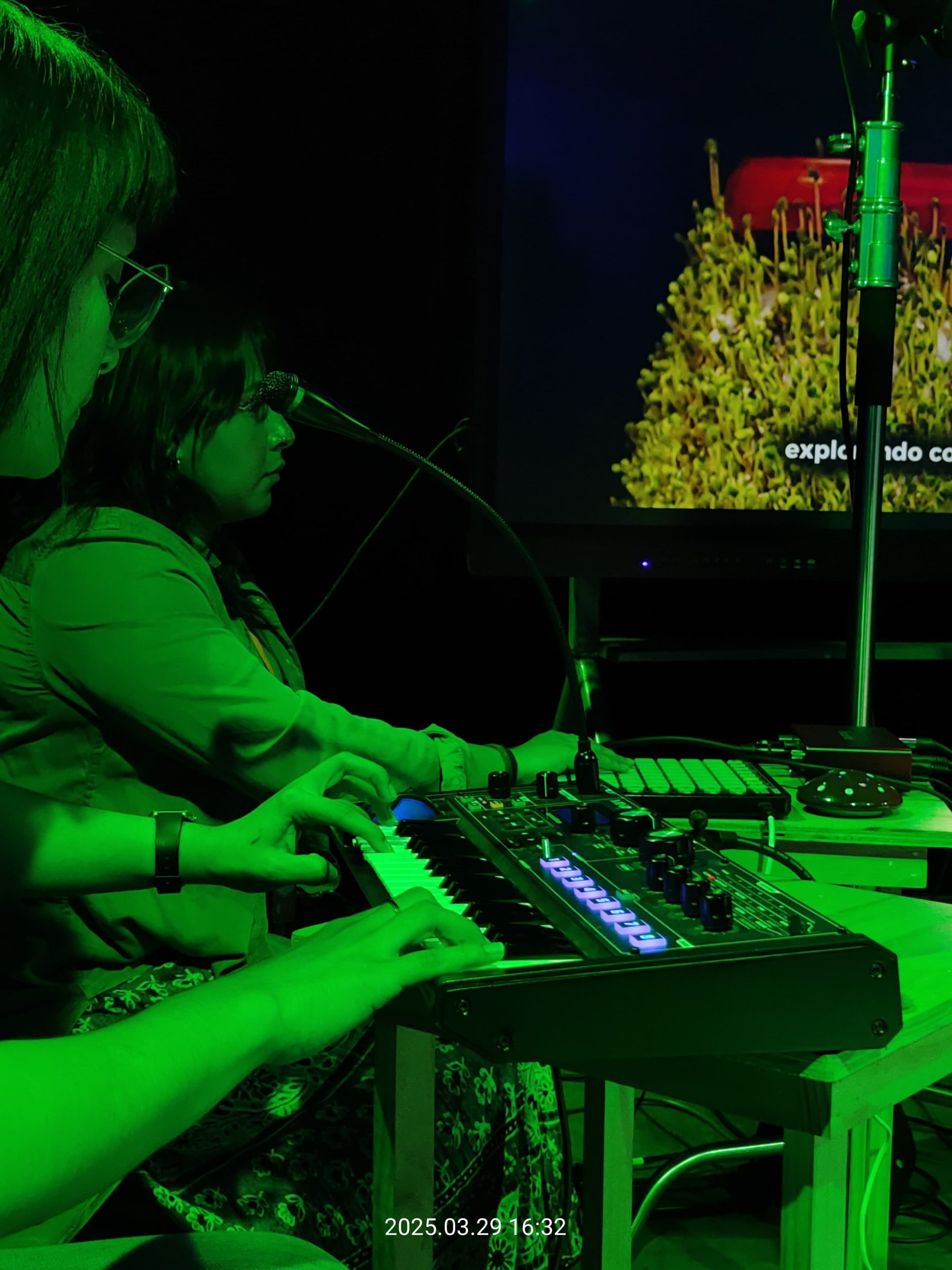 Mar y Paola creando sinfonías con otras especies